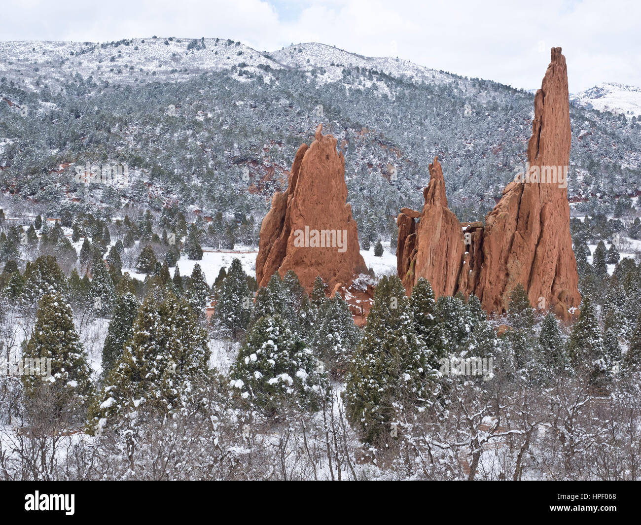 American, American West, Colorado, Colorado Springs, Konglomerate, Garten der Götter, Geologie, Landschaft, Kalkstein, National Natural Landmark, Nordamerika, Volkspark, rot, Felsformationen, Rocky Mountains, Sandstein, Schnee, Bäume, USA, Westen, Winter, Natur, Felsen Stockfoto