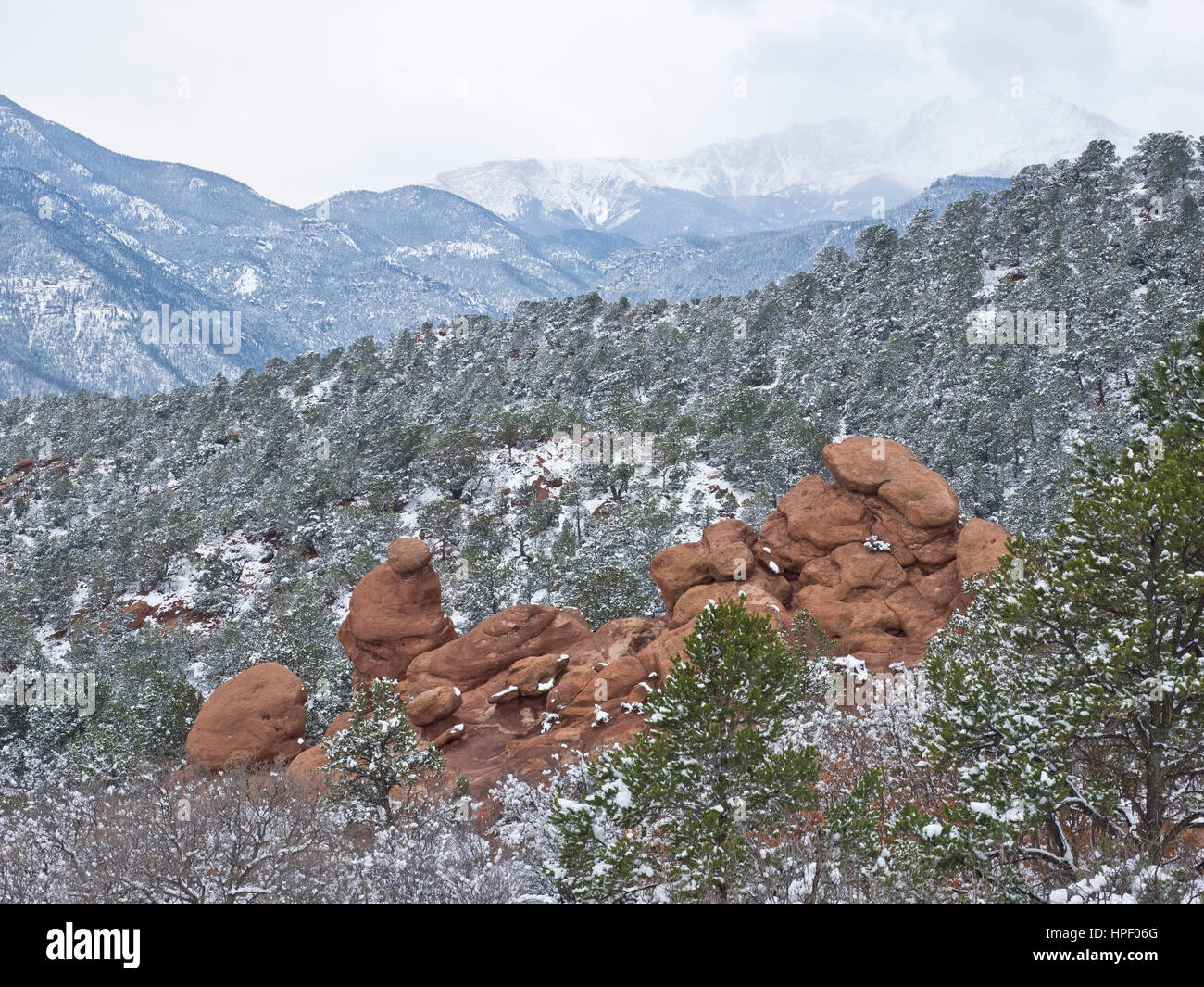 American, American West, Colorado, Colorado Springs, Konglomerate, Garten der Götter, Geologie, Landschaft, Kalkstein, National Natural Landmark, Nordamerika, Volkspark, rot, Felsformationen, Rocky Mountains, Sandstein, Schnee, USA, Westen, Winter, Natur, Felsen Stockfoto