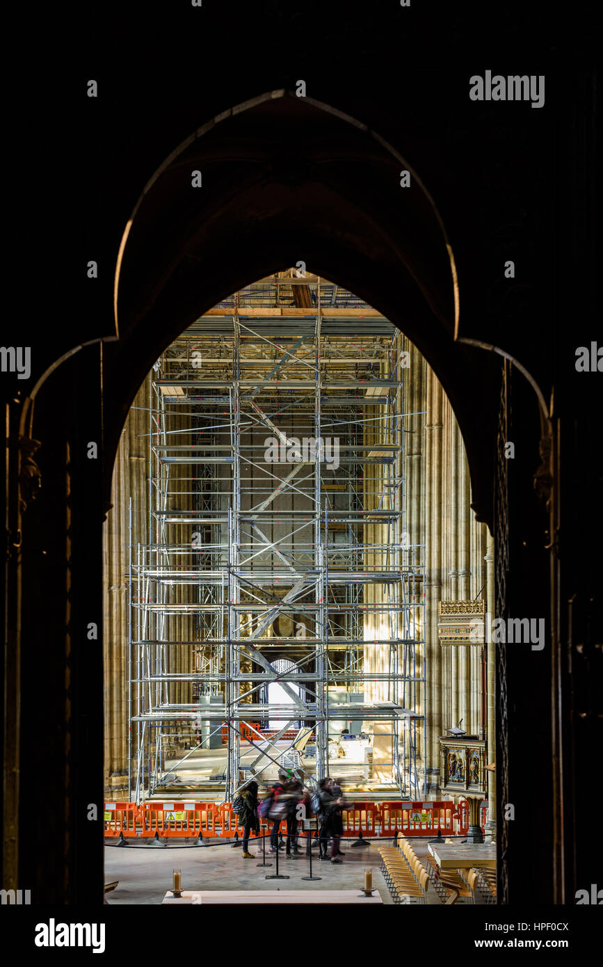 Installation von Gerüsten im Kirchenschiff an der Kathedrale von Canterbury, England, Februar 2017. Stockfoto