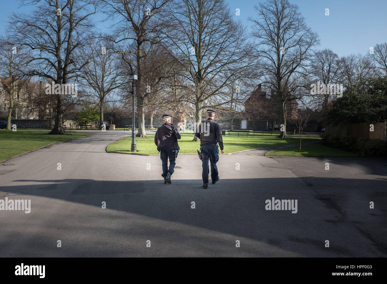 Bewaffnete Polizei patrouillieren die Bezirke an die Kathedrale von Canterbury, England. Stockfoto