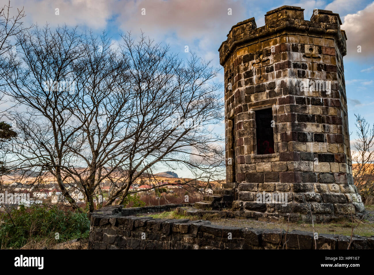 Der Apothekers Turm, "Das Kapital" Portree Isle Of Skye, Schottland, mit der Old Man of Storr im Hintergrund, verstreut Wolken am blauen Himmel. Stockfoto