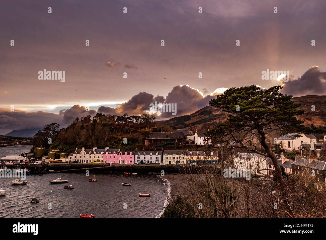 Die Reihe von bunten Häusern auf dem Kai am Hafen von Portree, Isle Of Skye, Schottland Stockfoto