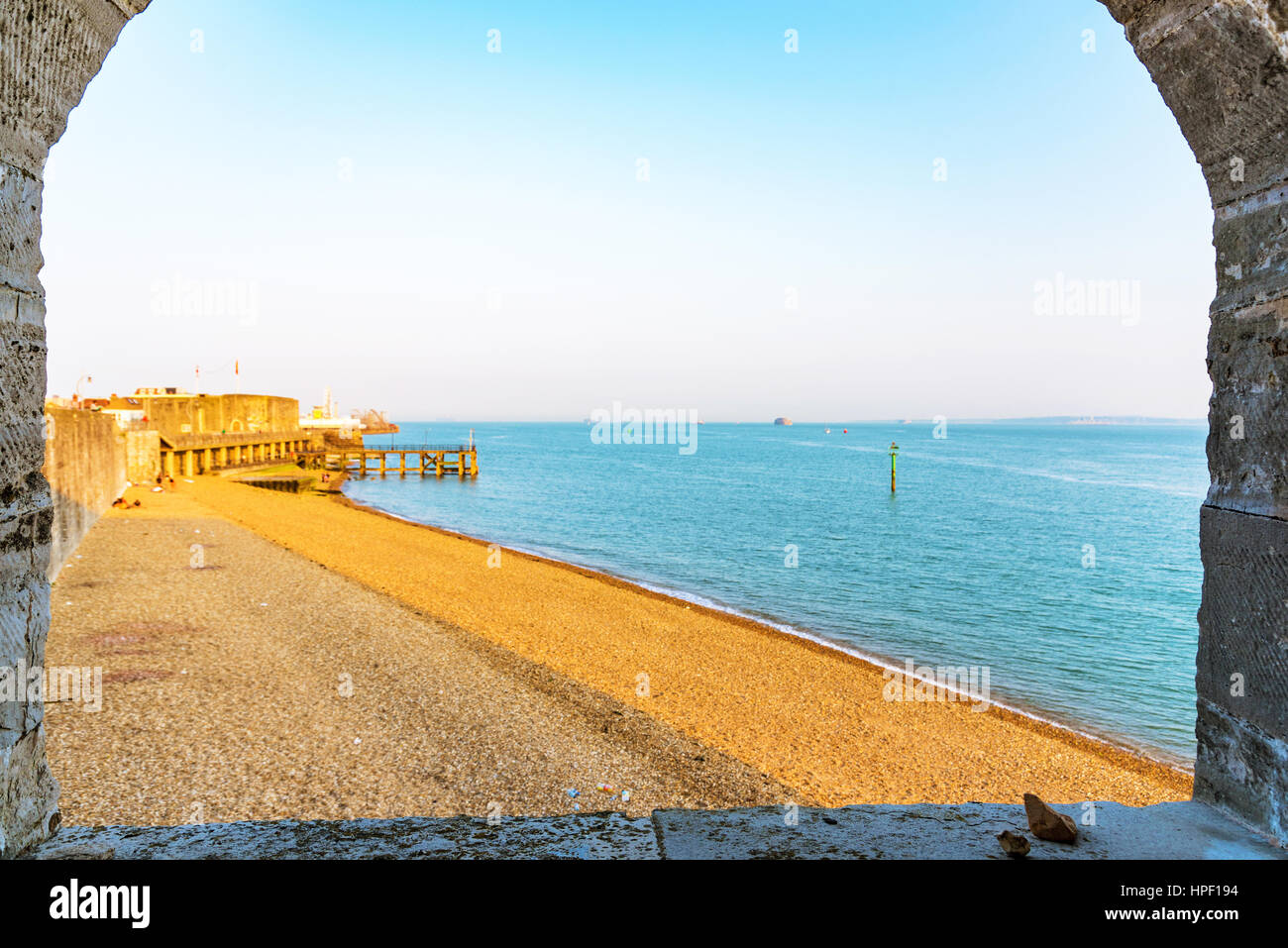 Out-of-Fokus Strand mit Schwerpunkt Wand an einem sonnigen Tag Stockfoto