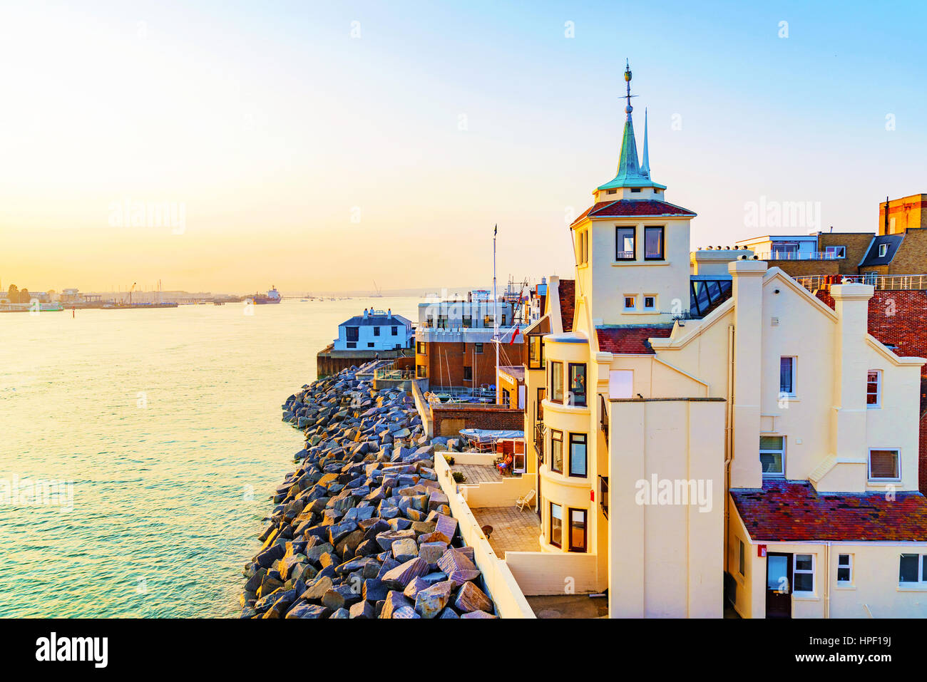 Traditionelle englische Gebäude mit Sonnenuntergang und Meer Stockfoto