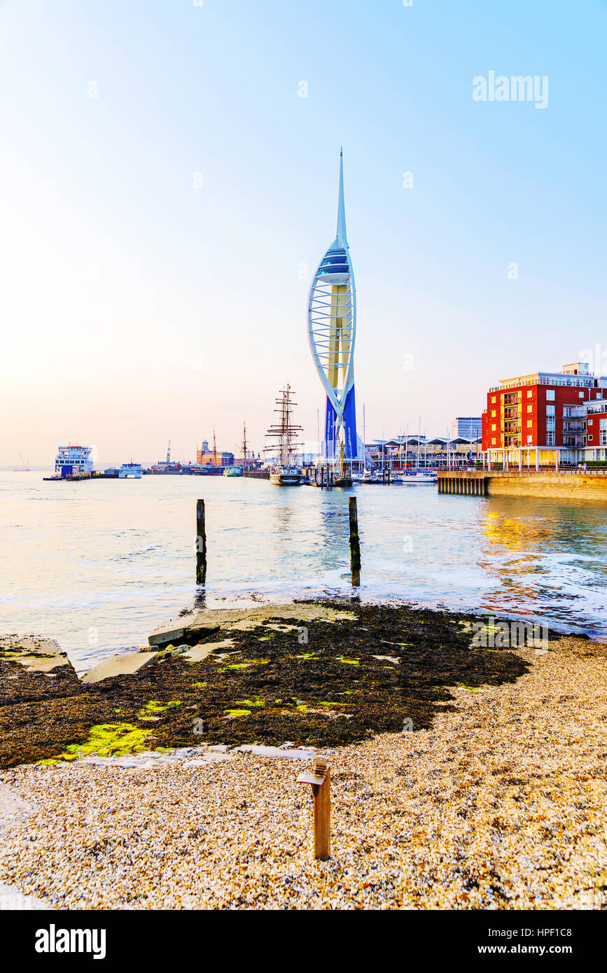 PORTSMOUTH, Großbritannien - Juni 06: Portsmouth Emirates Spinaker Turm aus der Ferne auf einem Kiesstrand bei Sonnenuntergang am 6. Juni 2016 in Portsmo aufgenommen Stockfoto