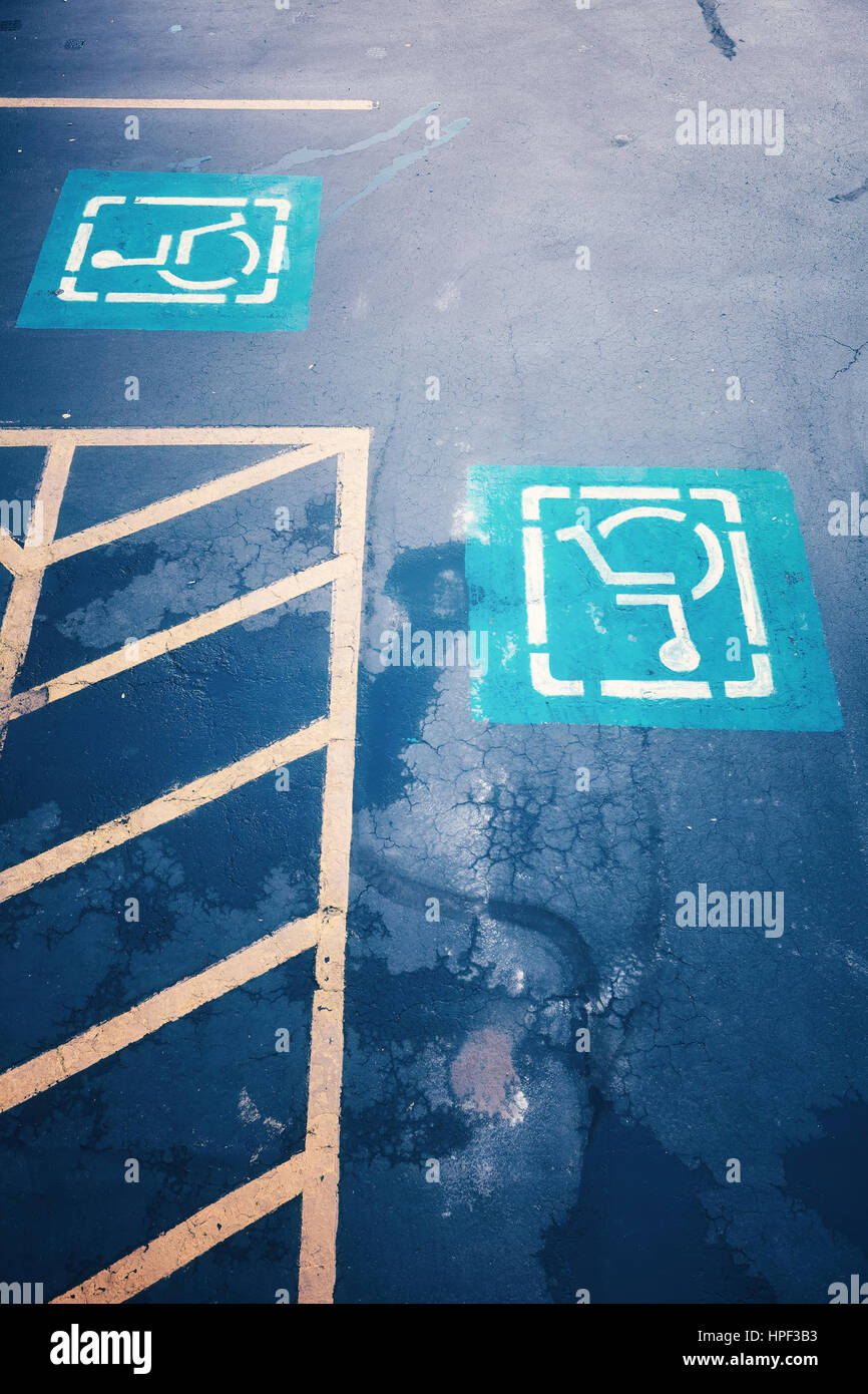 Behinderten Parkplätze Verkehrszeichen, getönten Farbe Darstellung. Stockfoto