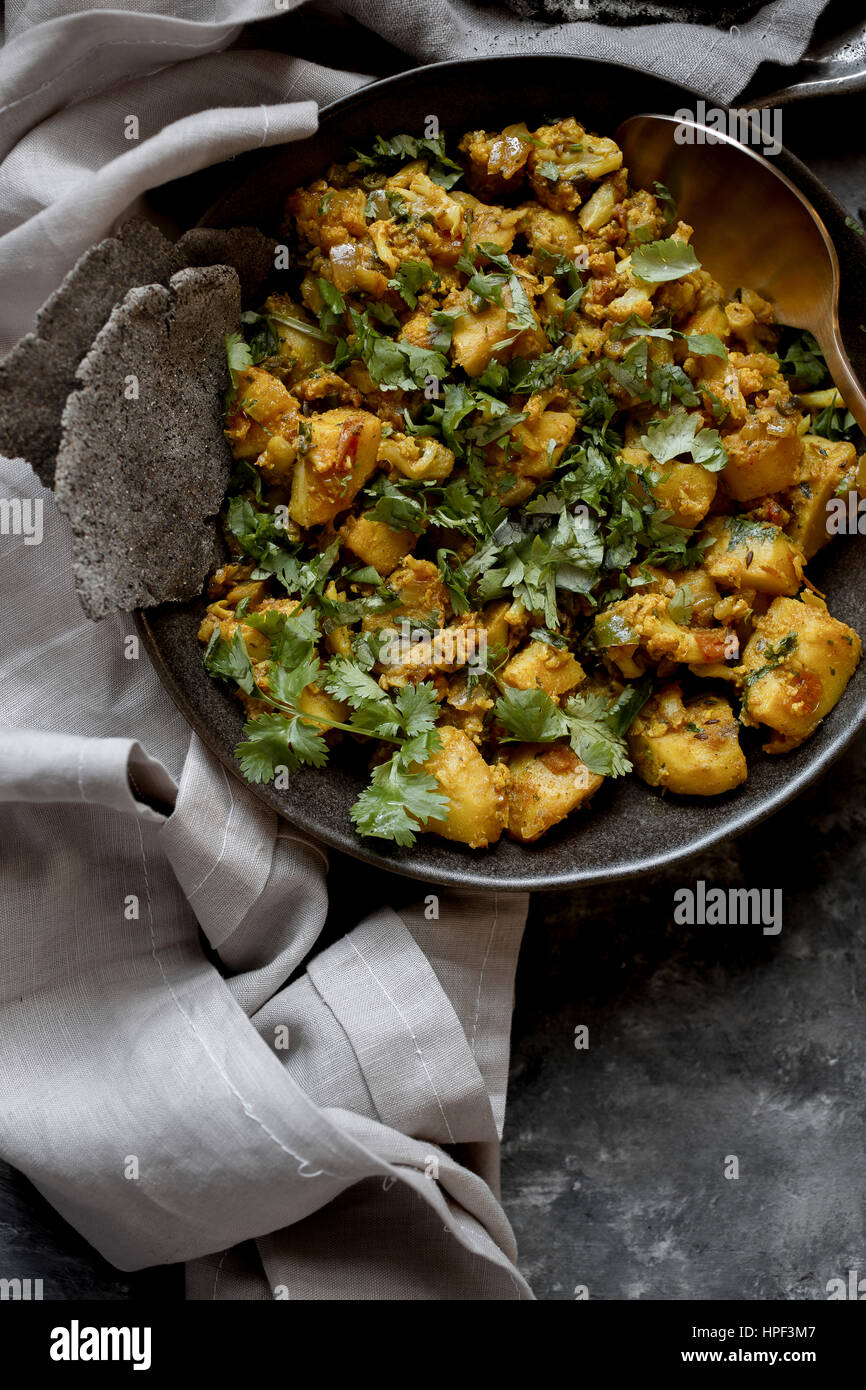 Indisches Curry - Kartoffeln und Blumenkohl Stockfoto