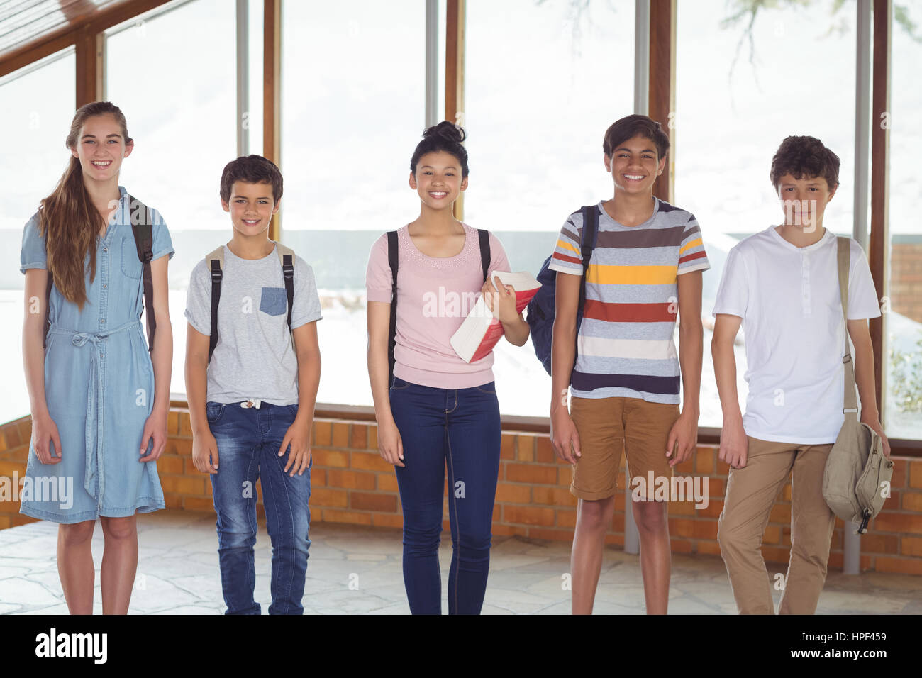 Porträt von glücklichen Studenten stehen im Flur in der Schule Stockfoto