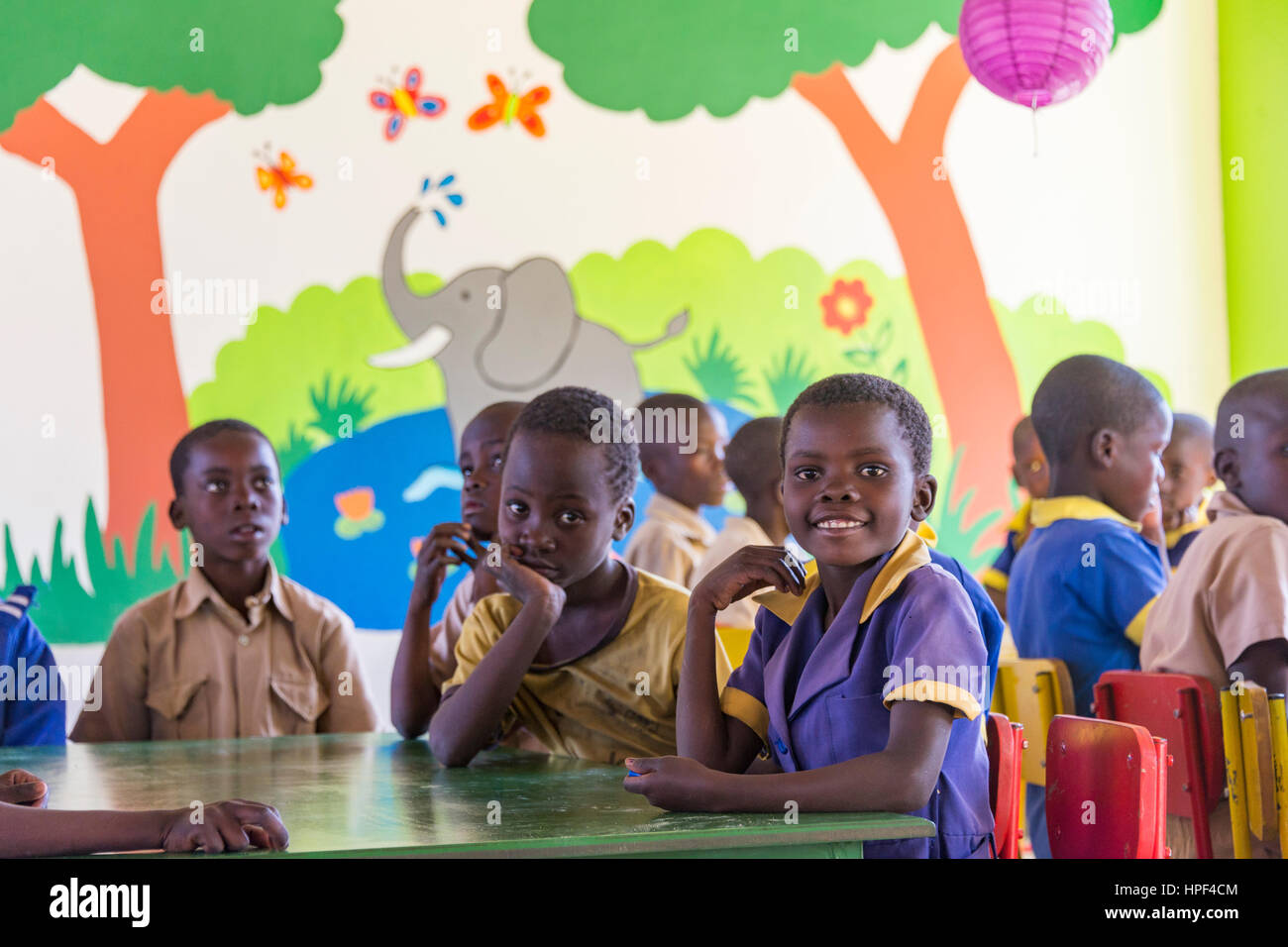 Glückliche Schüler in einem Klassenzimmer in Simbabwe. Stockfoto