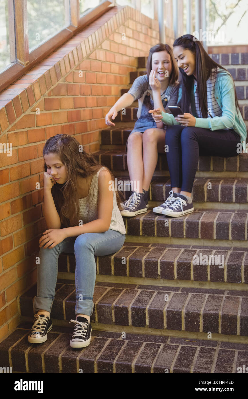Schulfreunde Mobbing ein trauriges Mädchen im Flur der Schule in der Schule Stockfoto