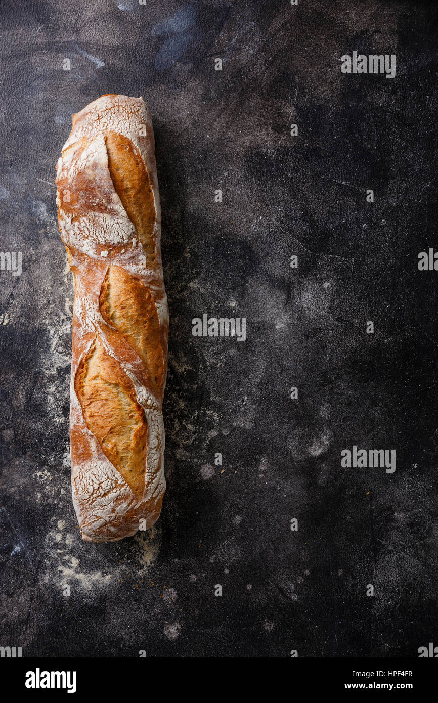 Frisches Baguette-Brot auf dunklem Hintergrund Textfreiraum Stockfoto