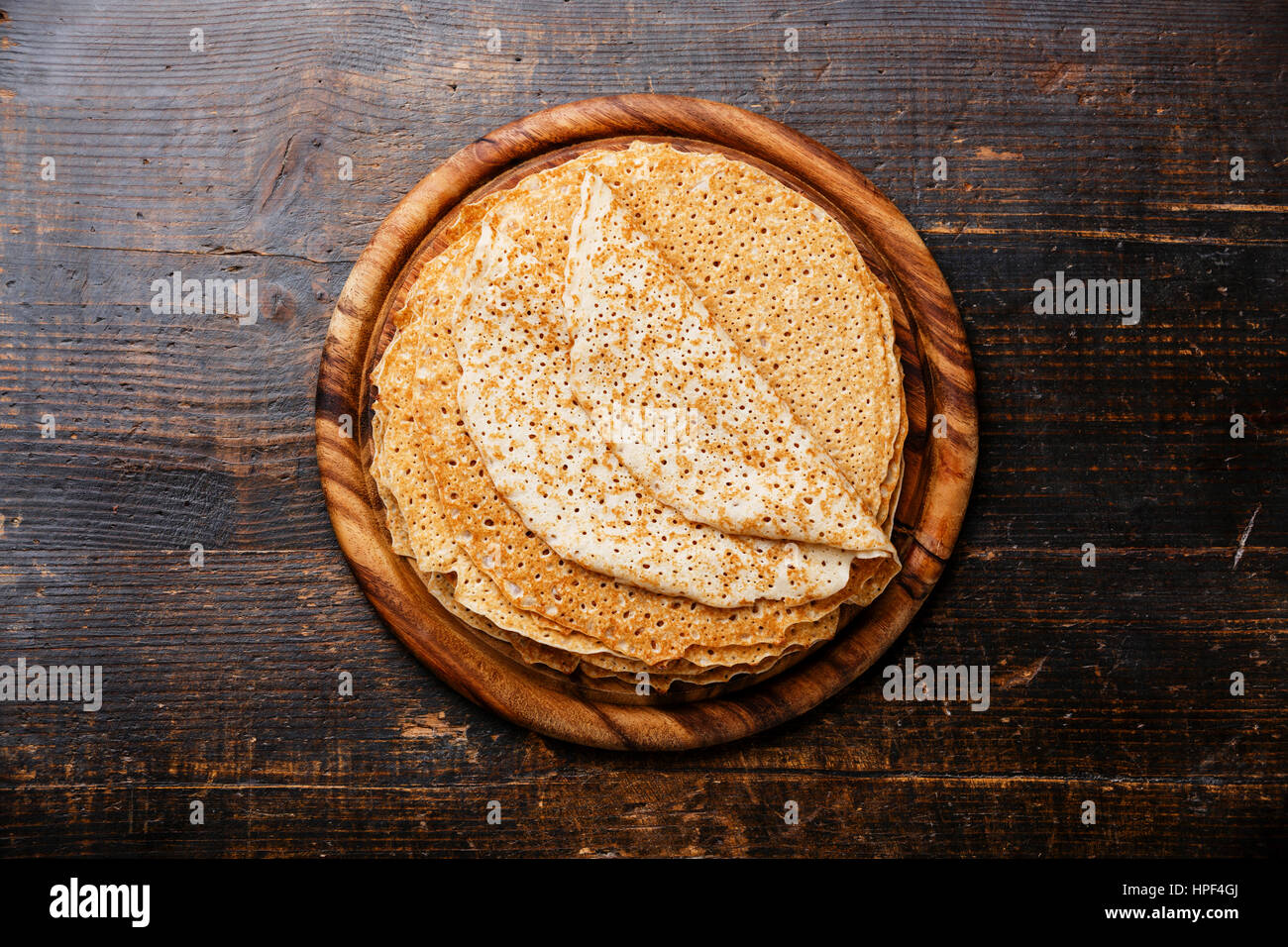 Pfannkuchen auf hölzernen Hintergrund Stockfoto