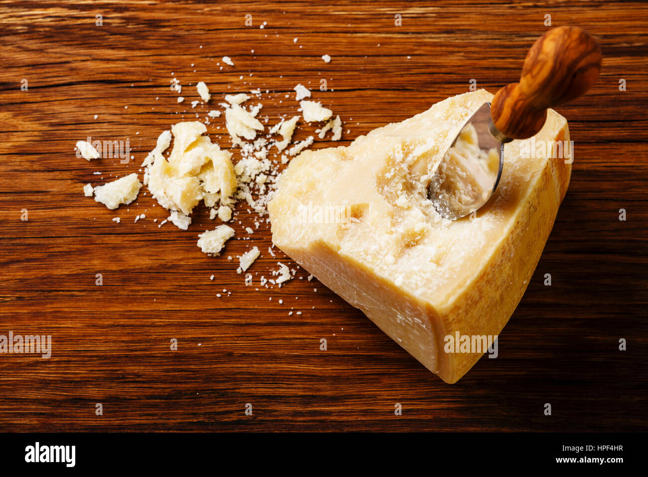 Parmesan-Käse auf Holzbrett mit Käse Messer Nahaufnahme Stockfoto