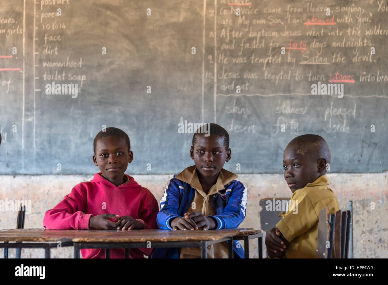 Kinder lernen in einer Schule, die von der Tourismusindustrie in Simbabwe unterstützt. Stockfoto