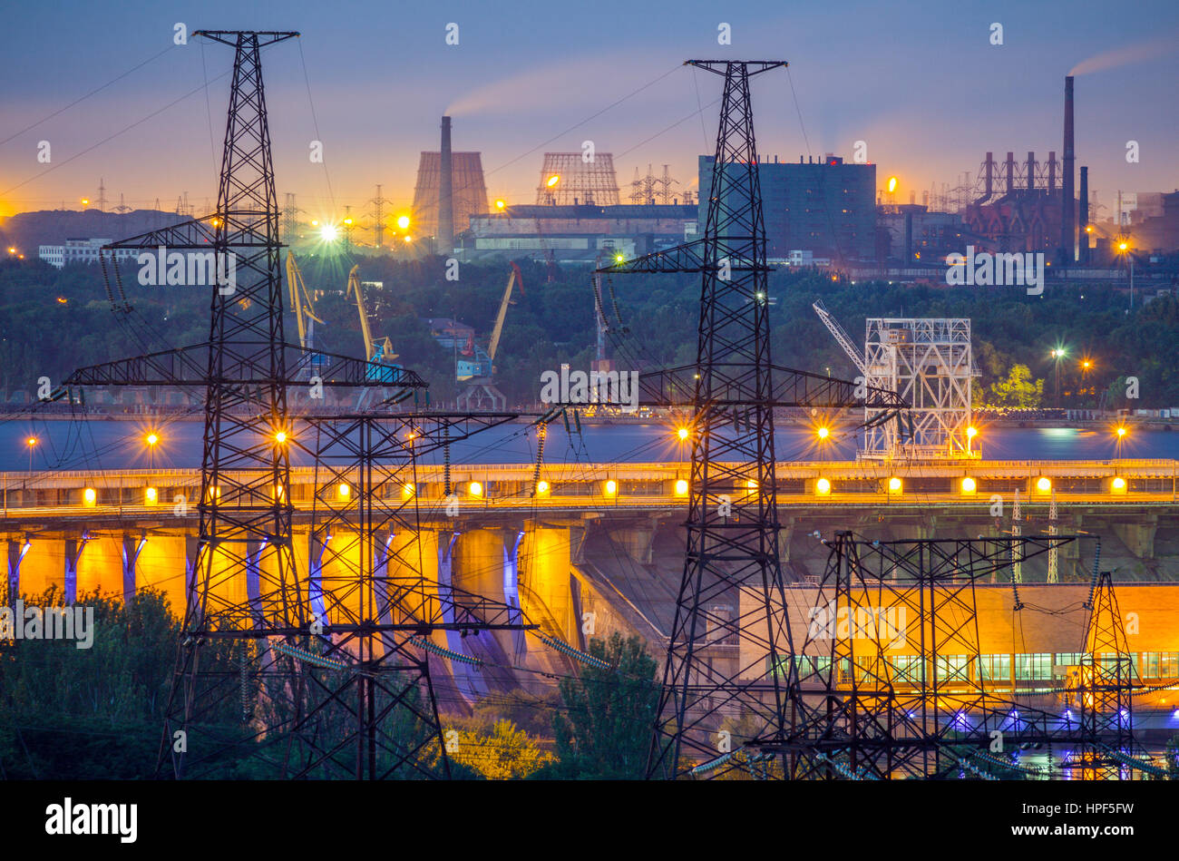Sicht der Industrie mit Powerlines, Dneproges Staudamm, Frachthafen und Hüttenwerke in Saporoschje, Ukraine Stockfoto
