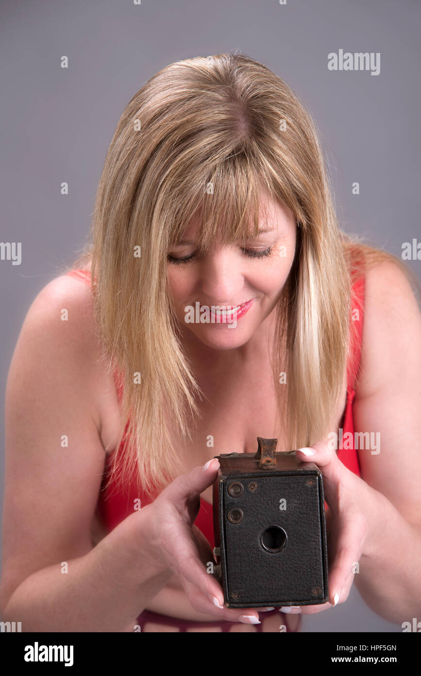 Frau mit einem Vintage Box-Kamera Stockfoto