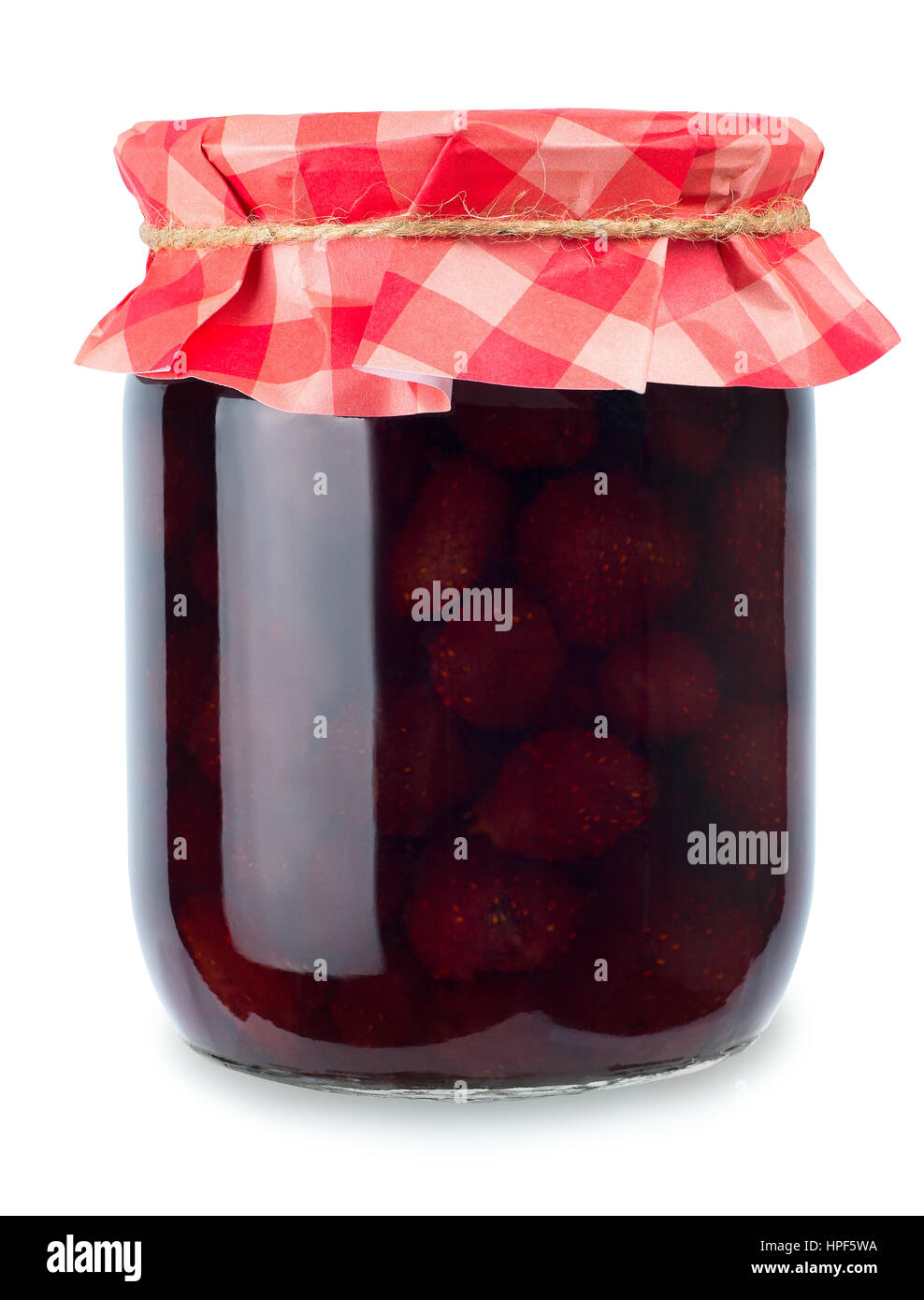 Erdbeer-Marmelade. Glas von Strawberry jam isolierten auf weißen Hintergrund. Konservierten Früchten. Hausgemachte Erdbeermarmelade in Glas mit Papier überzogen Stockfoto