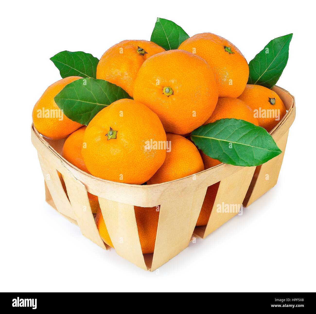 Mandarinen mit Blättern in einem Korb isoliert auf weißem Hintergrund. Mandarinen in einem Korb zu isolieren. Ein Weidenkorb voller frische orange Früchte, isoliert Stockfoto