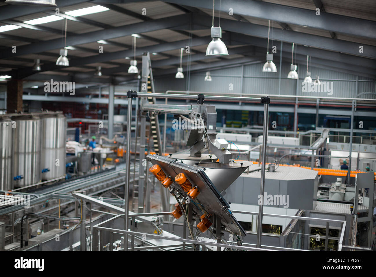 Maschinen in Getränke-Produktionsanlage Stockfoto