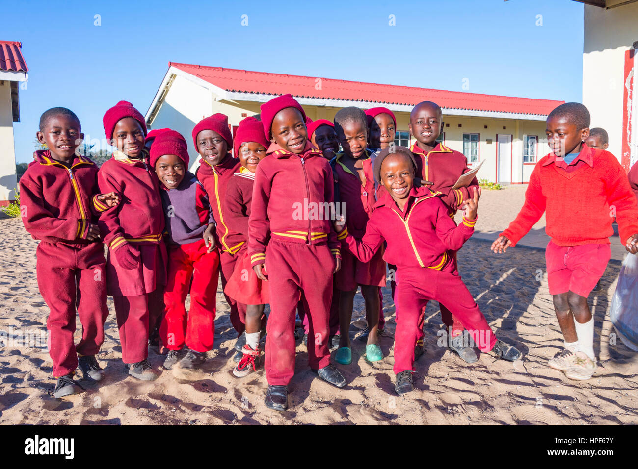 Glückliche Schüler in einem Klassenzimmer in Simbabwe. Stockfoto