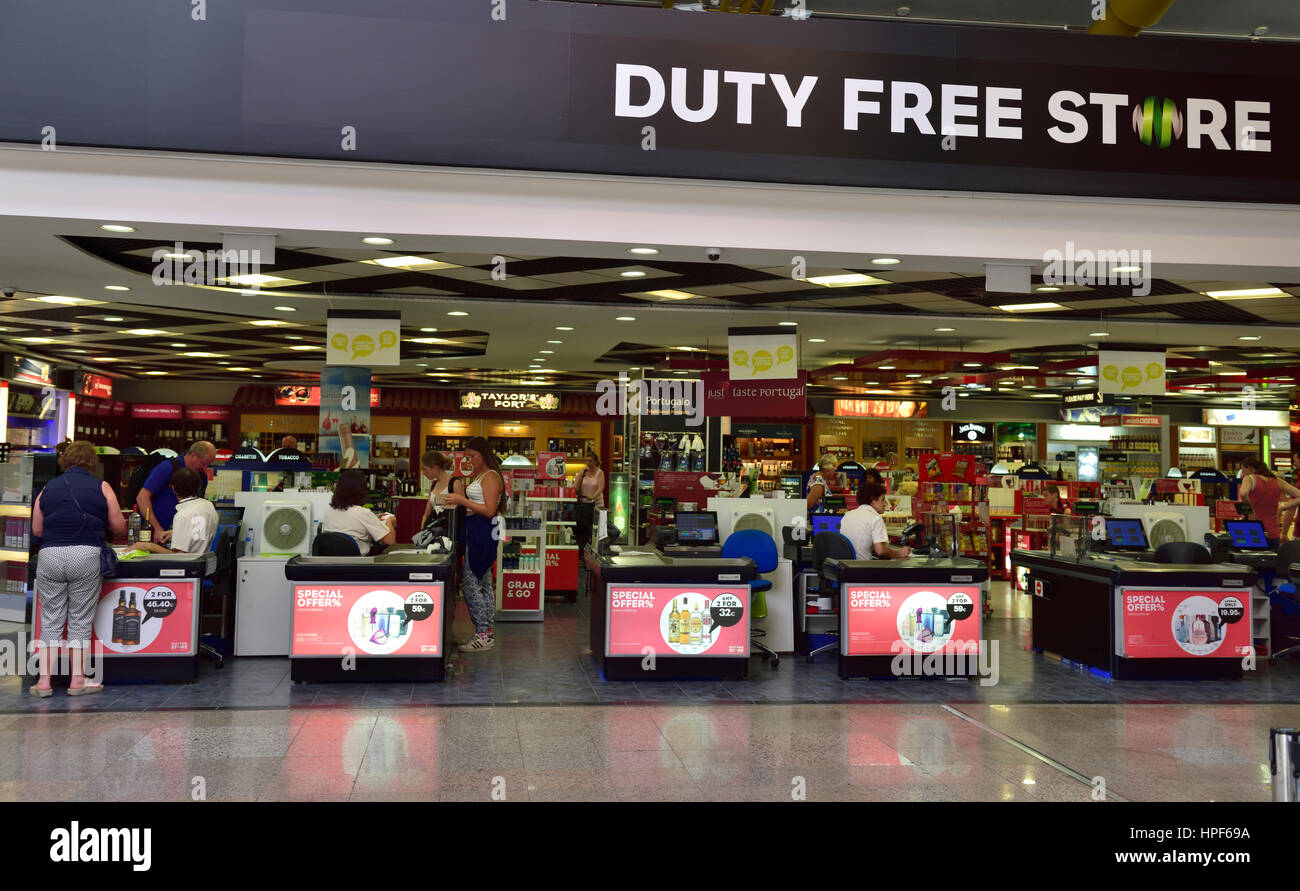 Eingang zum Duty Free Shop mit Zeichen oben in Faro Flughafen, Europa Stockfoto