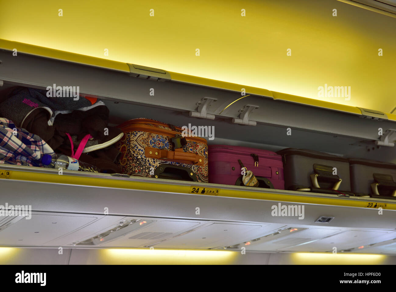 Gepäckfach Innenkabine auf Flugzeug Stockfoto