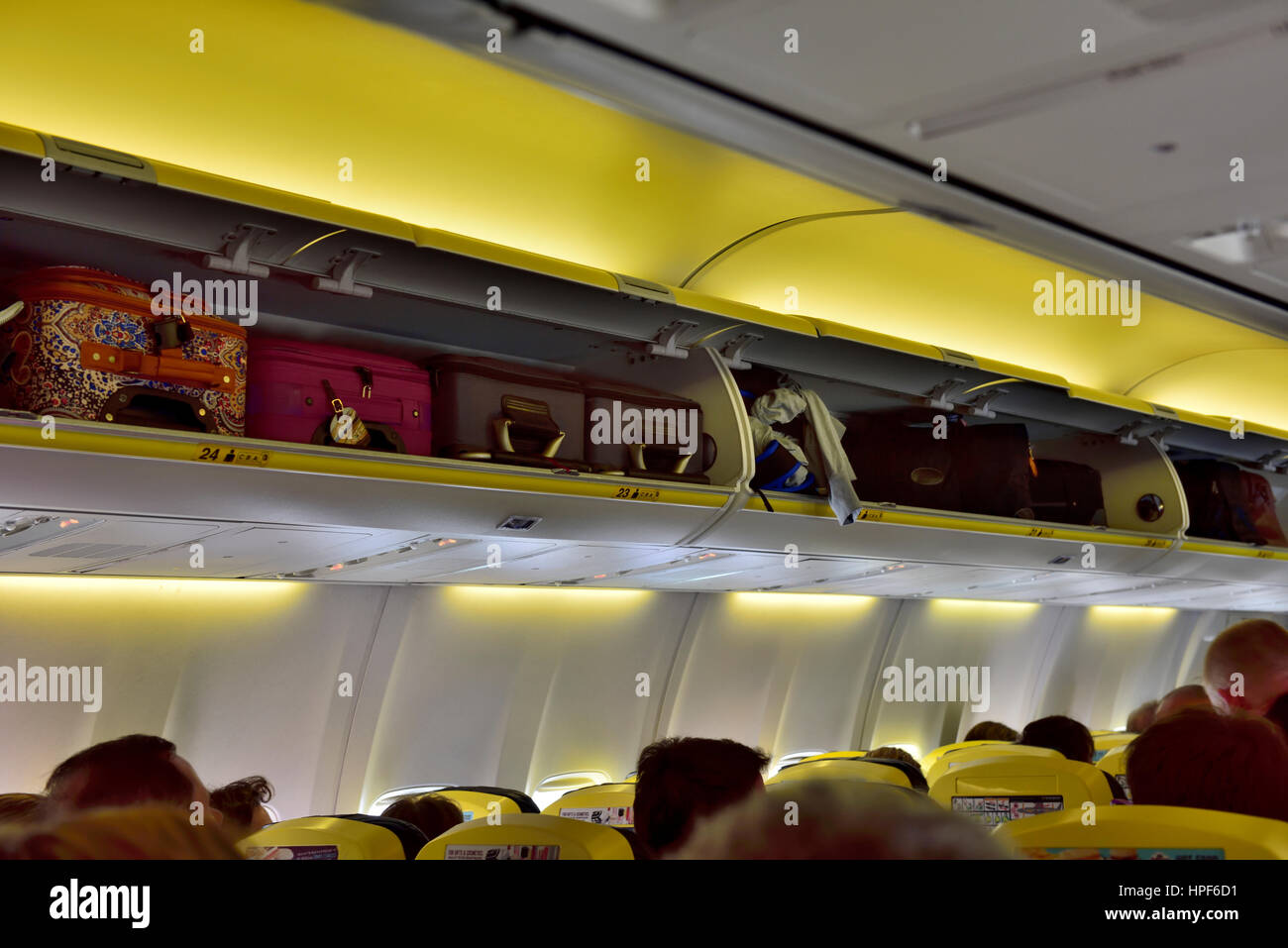 Gepäckfach Innenkabine auf Flugzeug Stockfoto