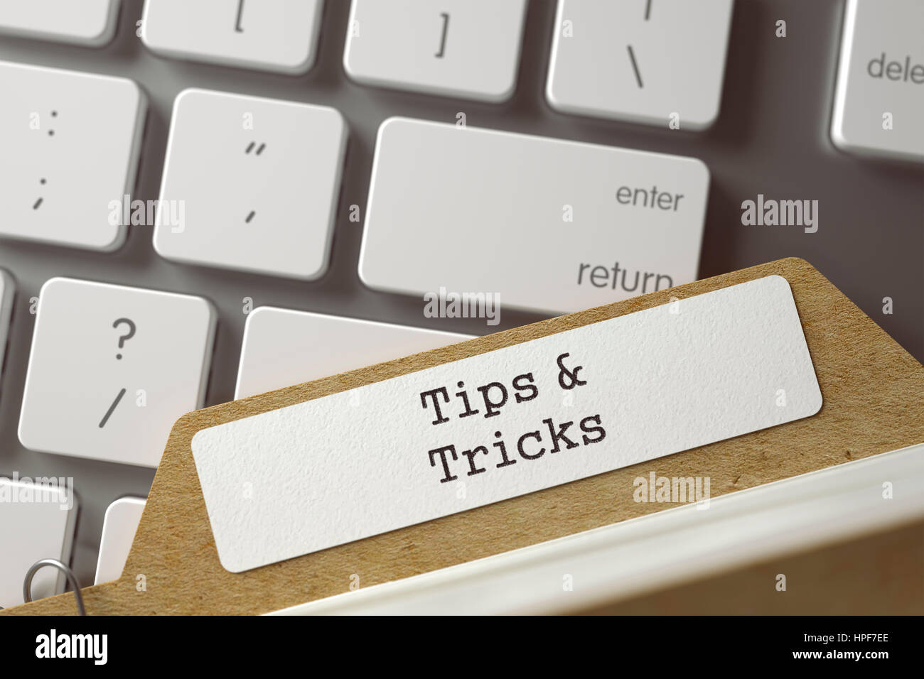 Karteikarte mit Inschrift Tipps und Tricks-Konzept auf Grund der modernen Tastatur. Business-Konzept. Detailansicht. Getönten Bild unscharf. 3D Rendering Stockfoto