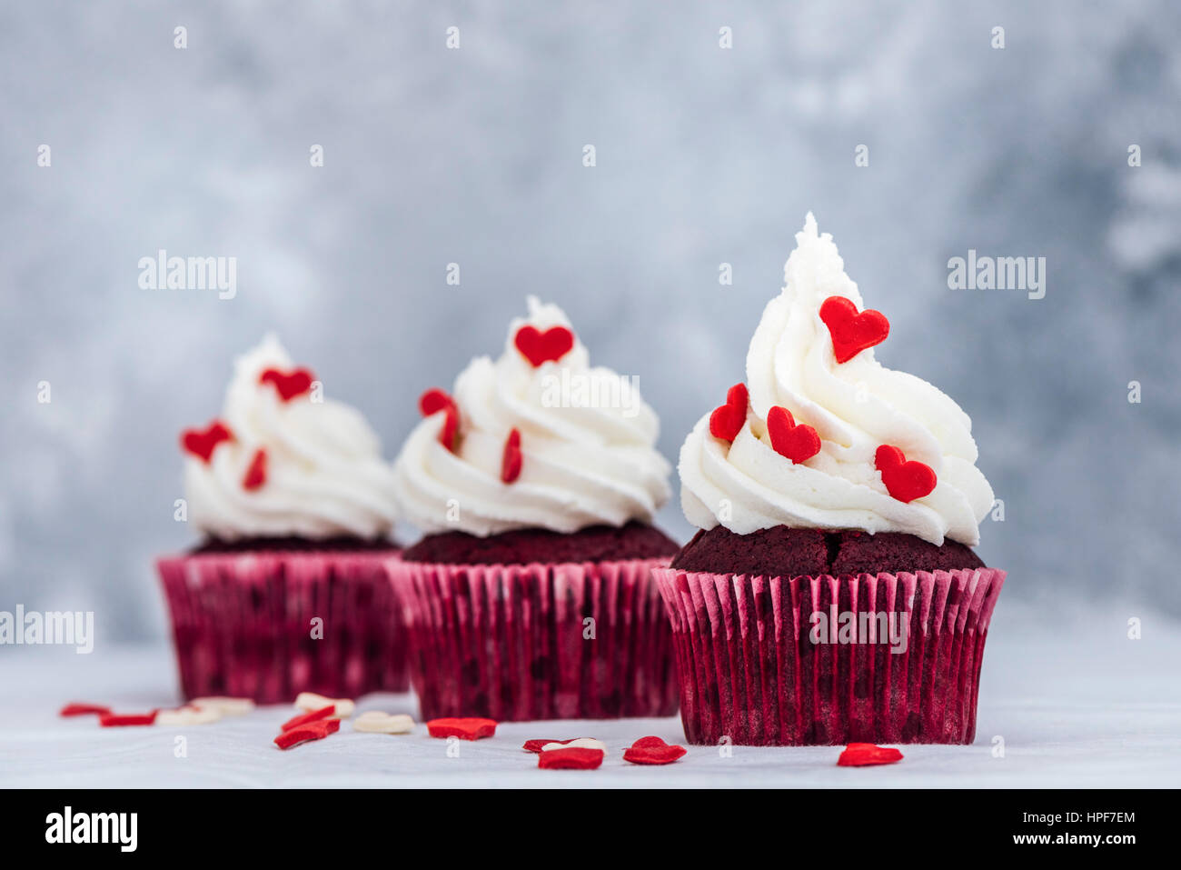 Red Velvet Cupcakes mit Buttercreme frosting und verziert mit Herzen ...