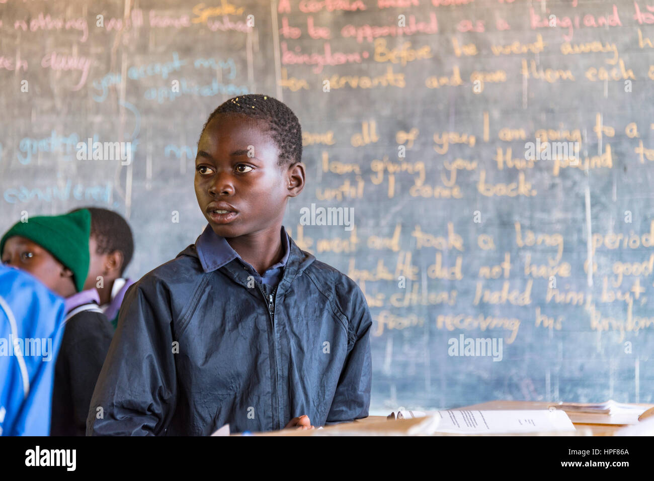 Kinder lernen in einer Schule, die von der Tourismusindustrie in Simbabwe unterstützt. Stockfoto