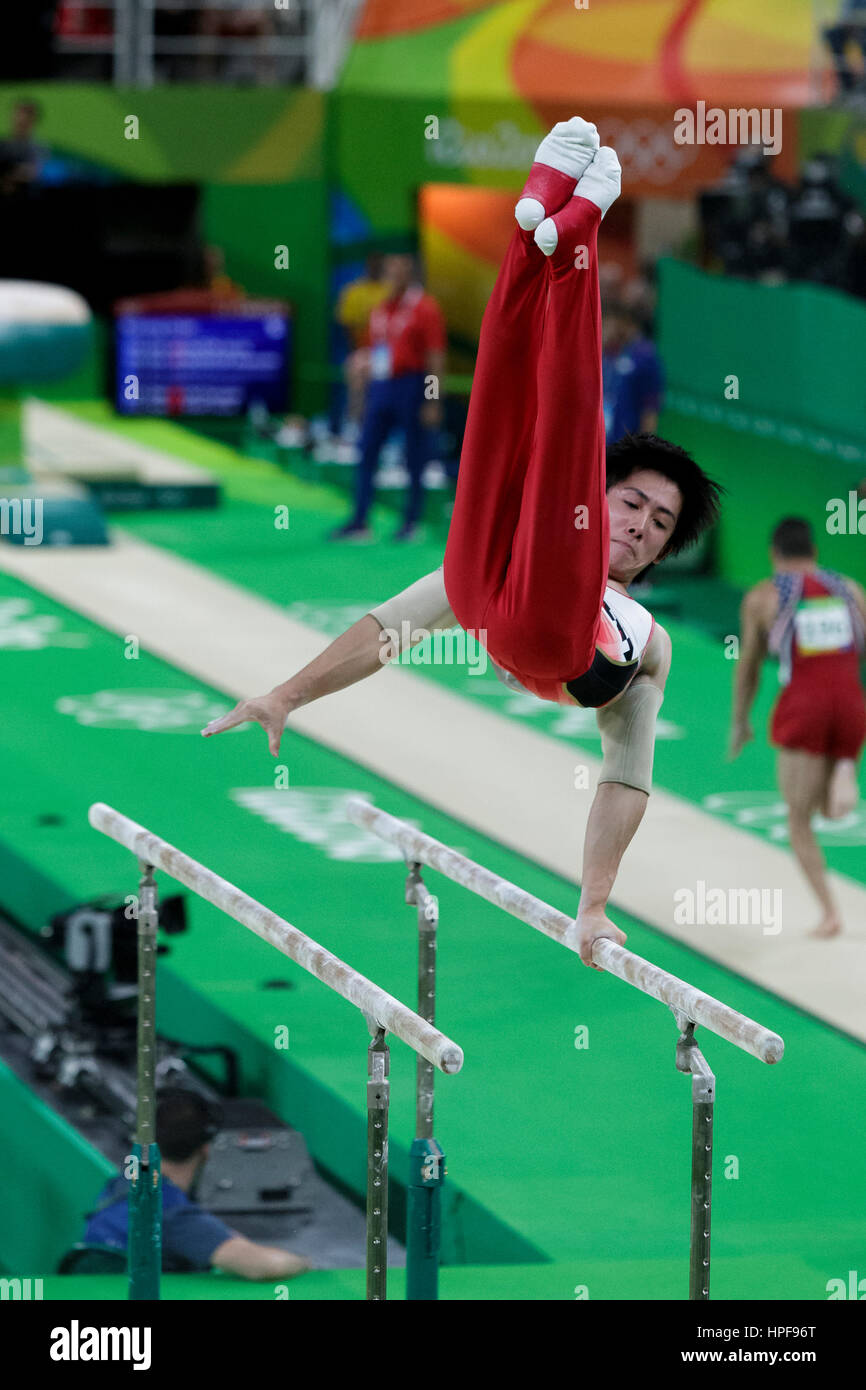 Rio De Janeiro, Brasilien. 8. August 2016. Ryohei Kato (JPN) Preforms am Barren als Bestandteil der Gold Medaille gewinnen Gymnastik Herrenmannschaft bei der Stockfoto