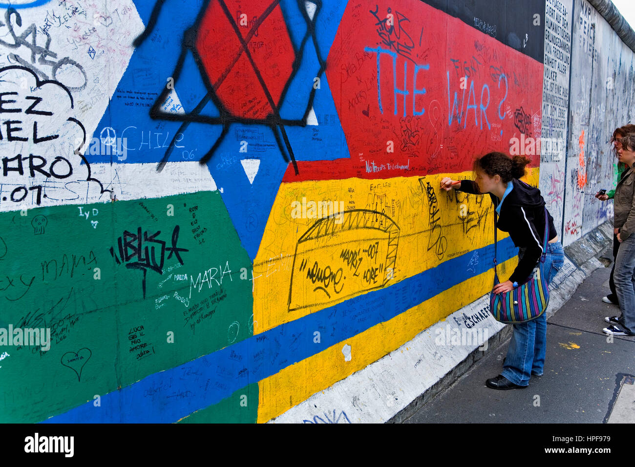 East Side Gallery.writing Mensages in der Wand auf einer Zeichnung von Sternen Juden und die deutsche Flagge. Berlin. Deutschland Stockfoto