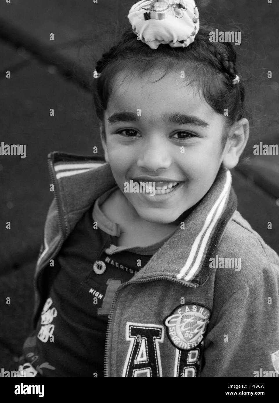 Indische oder Pakistany kleinen Jungen spielen im Park, bat um die Erlaubnis ihrer Eltern... nettes unschuldiges Kind Lächeln auf den Lippen. Stockfoto