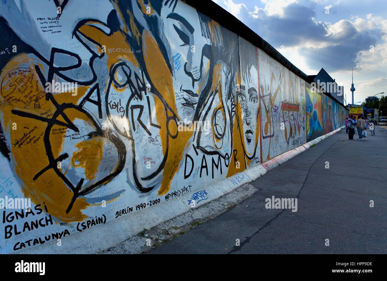 East Side Gallery. gemalt von Ignasi Blanch "Parlo Dámor". Berlin. Deutschland Stockfoto