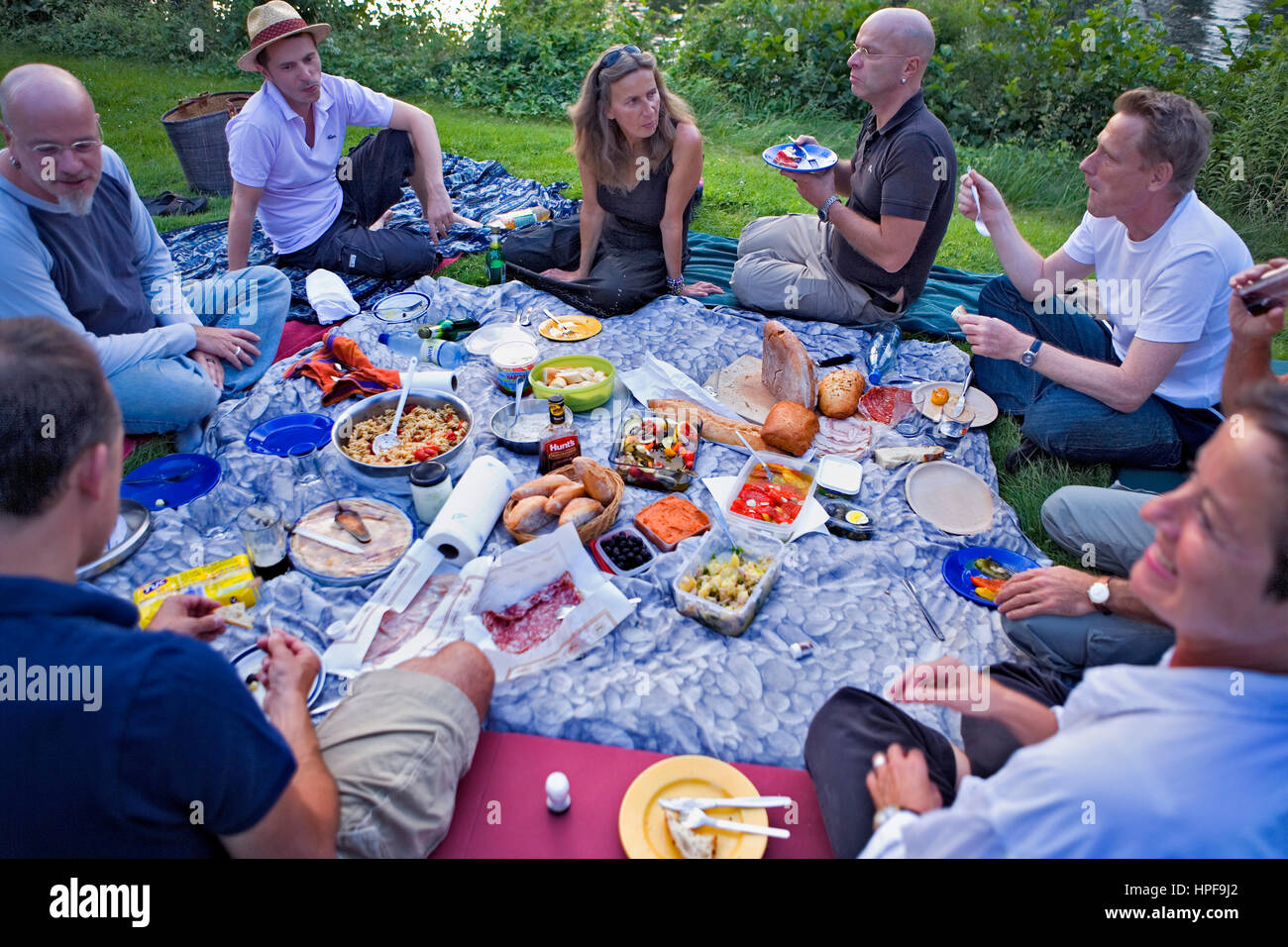 Tiergarten.Picnic.Friends am Abend essen. Berlin. Deutschland Stockfoto