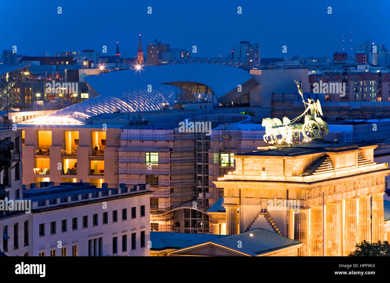 DZ Bank Gebäude, von Gehry und Brandemburgo Tor. Berlin. Deutschland Stockfoto