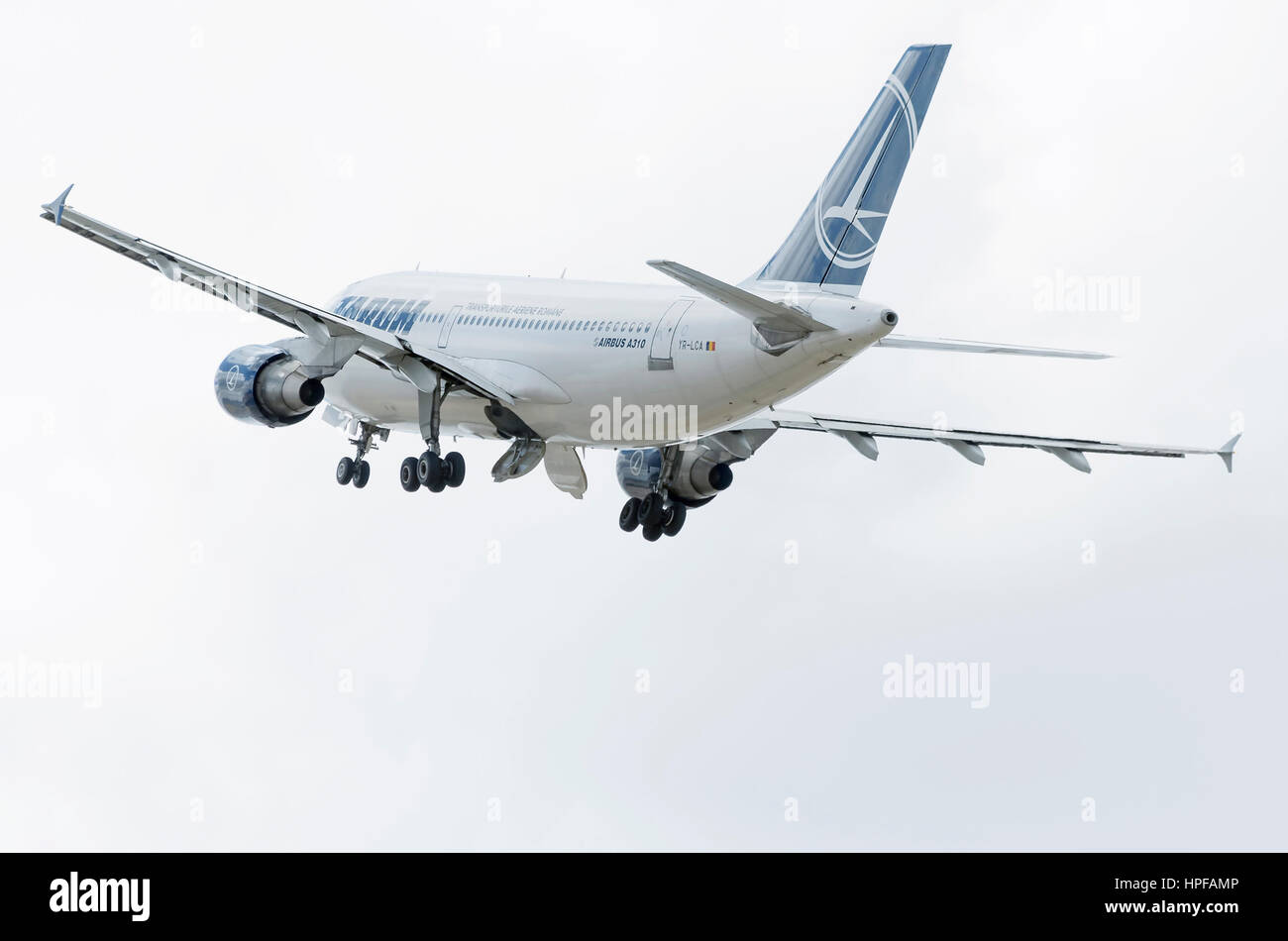 Flugzeug Airbus A310 der Fluggesellschaft TAROM, ist von Adolfo Suarez Flughafen Madrid - Barajas, auszuziehen. Aerial Flug. Sonniger Tag mit Wolken. Romanian Air Stockfoto