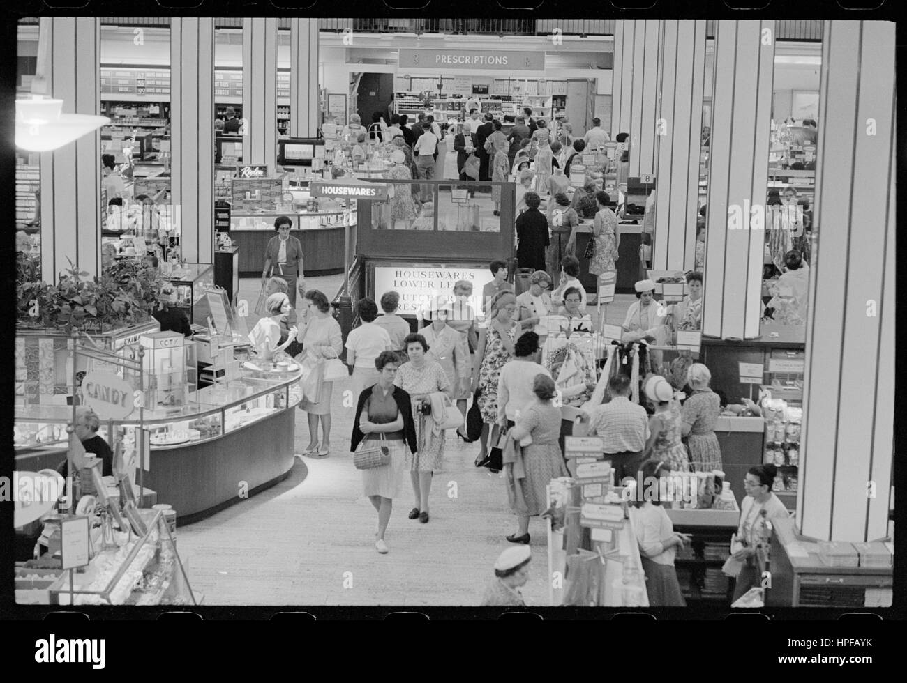 Macys Kaufhaus Verkaufsfläche, New York, NY, 19.08.1964. Foto: Thomas O'Halloran Stockfoto