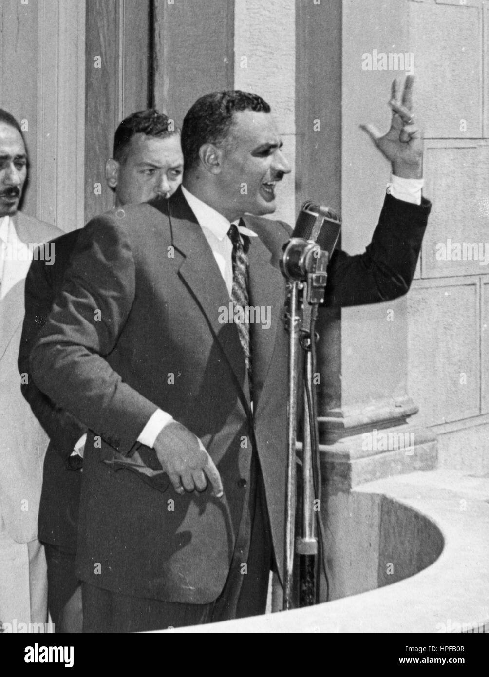 Präsident Gamal Abdel Nasser befasst sich mit die Massen nach seiner Rückkehr aus Alexandria, wo er die Verstaatlichung des Suez-Kanals, Kairo, Ägypten verkündete, 31.07.1956. Stockfoto