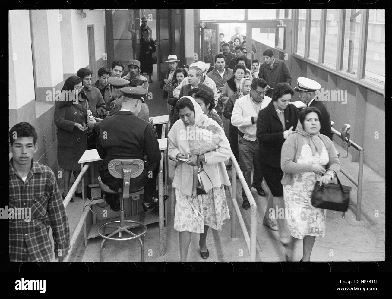 Mexikanischer Staatsbürger Line-up am Grenzübergang in die Vereinigten Staaten zu überqueren 12.11.1964. Foto von Warren K Leffler Stockfoto