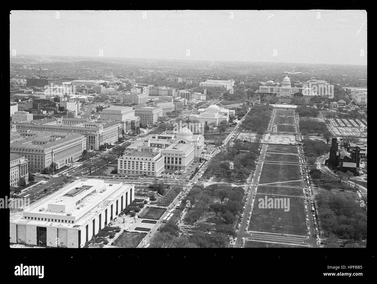 Regierungsgebäude an der Washington Mall von oben auf das Washington Monument, Washington, DC, 23.04.1971 gesehen. Foto von Marion S Trikosko Stockfoto