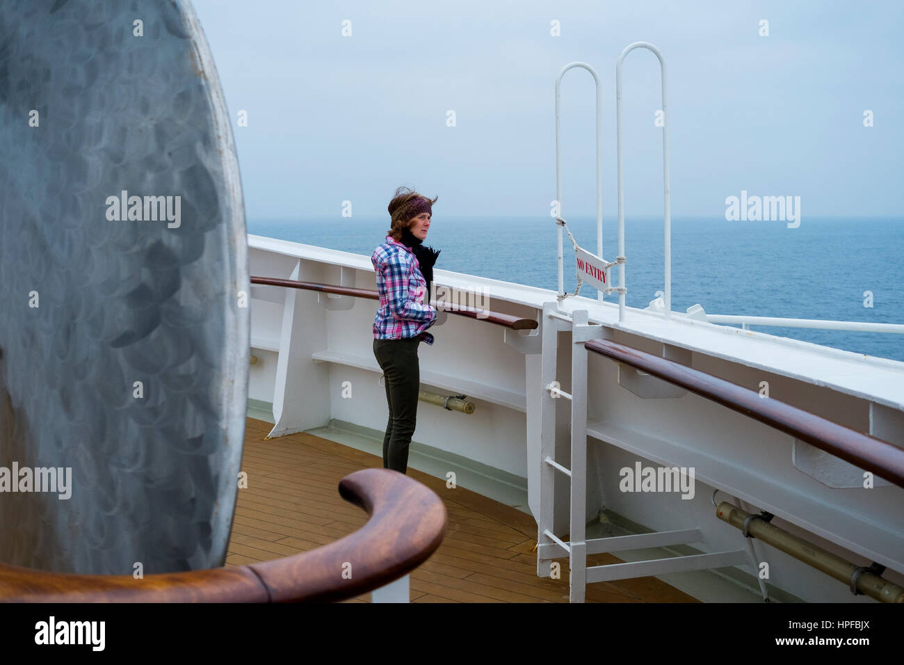 Schiefergrau-Nord-Atlantik überqueren, auf dem Schiff Queen Mary 2 Stockfoto