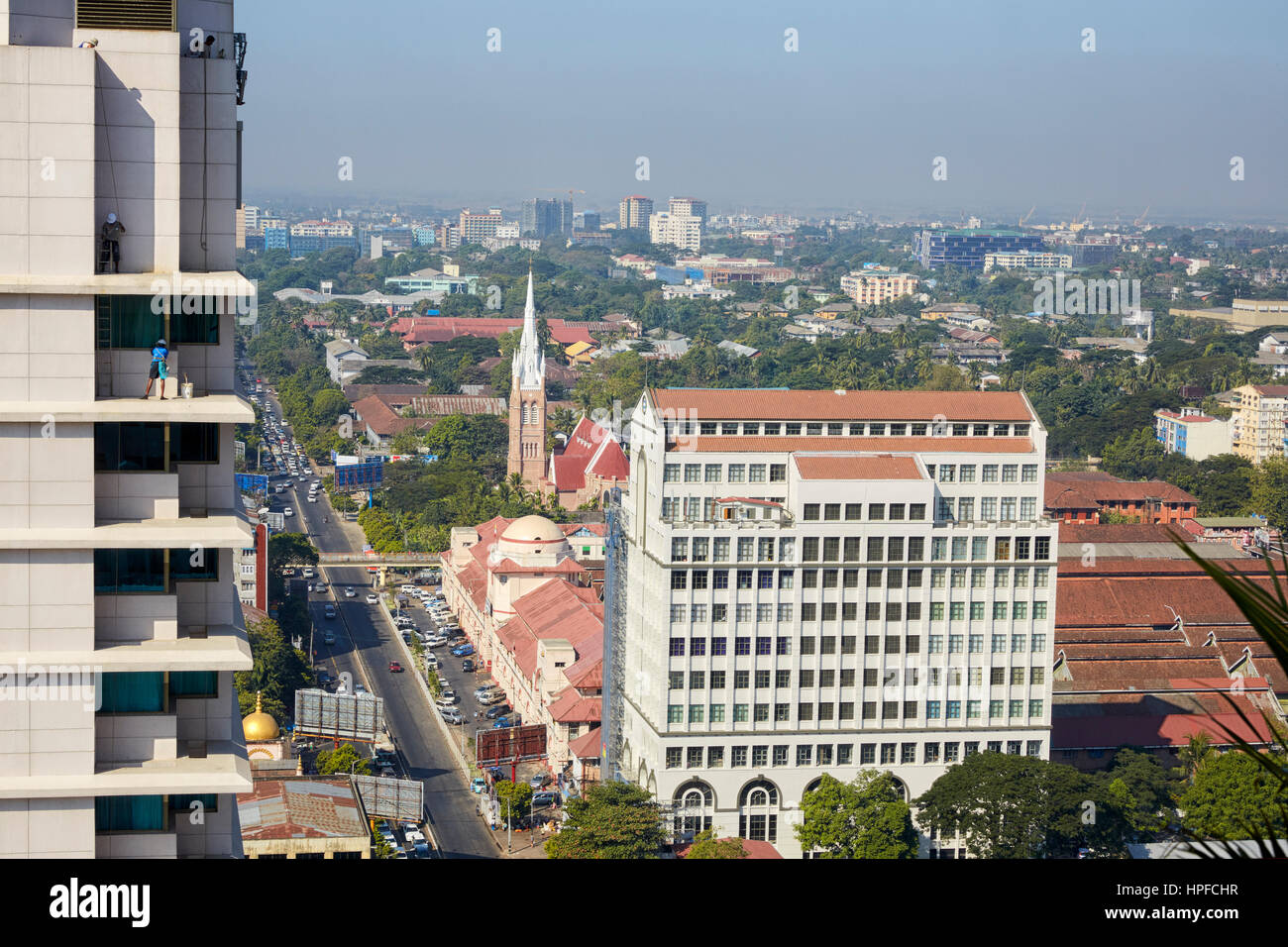 FMI-Gebäude und die Heilige Dreifaltigkeit anglikanische Kirche auf Bogyoke Road, Yangon, Myanmar Stockfoto