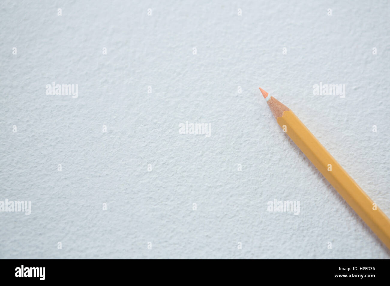 Nahaufnahme von Pfirsichfarbe Bleistift auf weißem Hintergrund Stockfoto