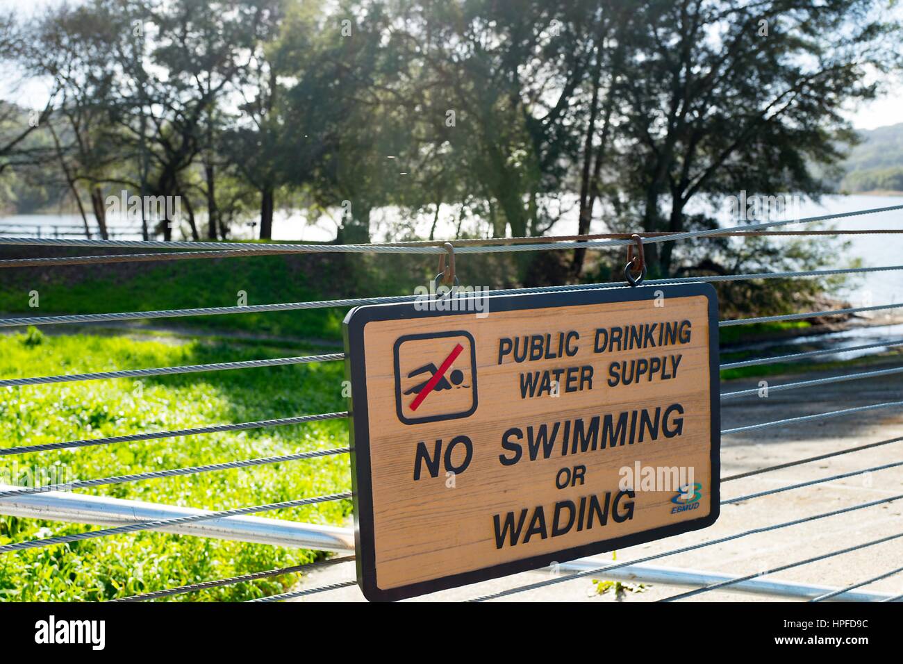 Schild Warnung Besucher, dass die Lafayette Reservoir ein pubic Trinkwasser liefern und dass Schwimmen oder waten ist verboten, Lafayette, Kalifornien, 16. Februar 2017. Stockfoto