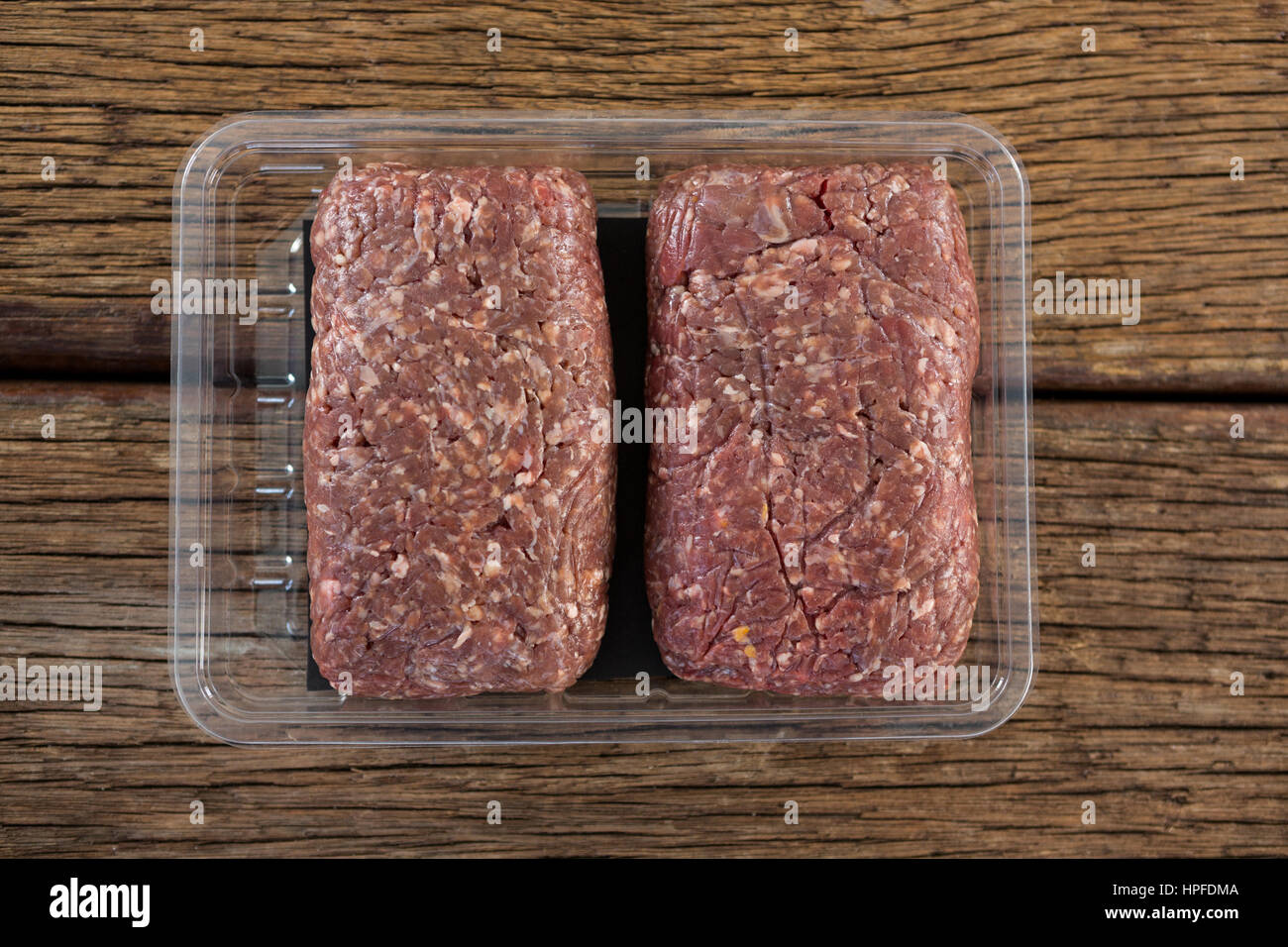 Hackfleisch in Plastikboxen aus Holz Hintergrund Stockfoto
