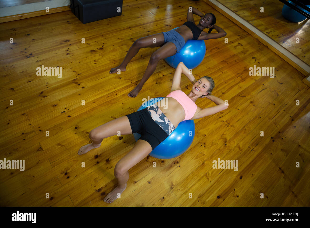 Zwei Fit Frauen Durchführung Pilate Gymnastikball im Fitness-studio Stockfoto