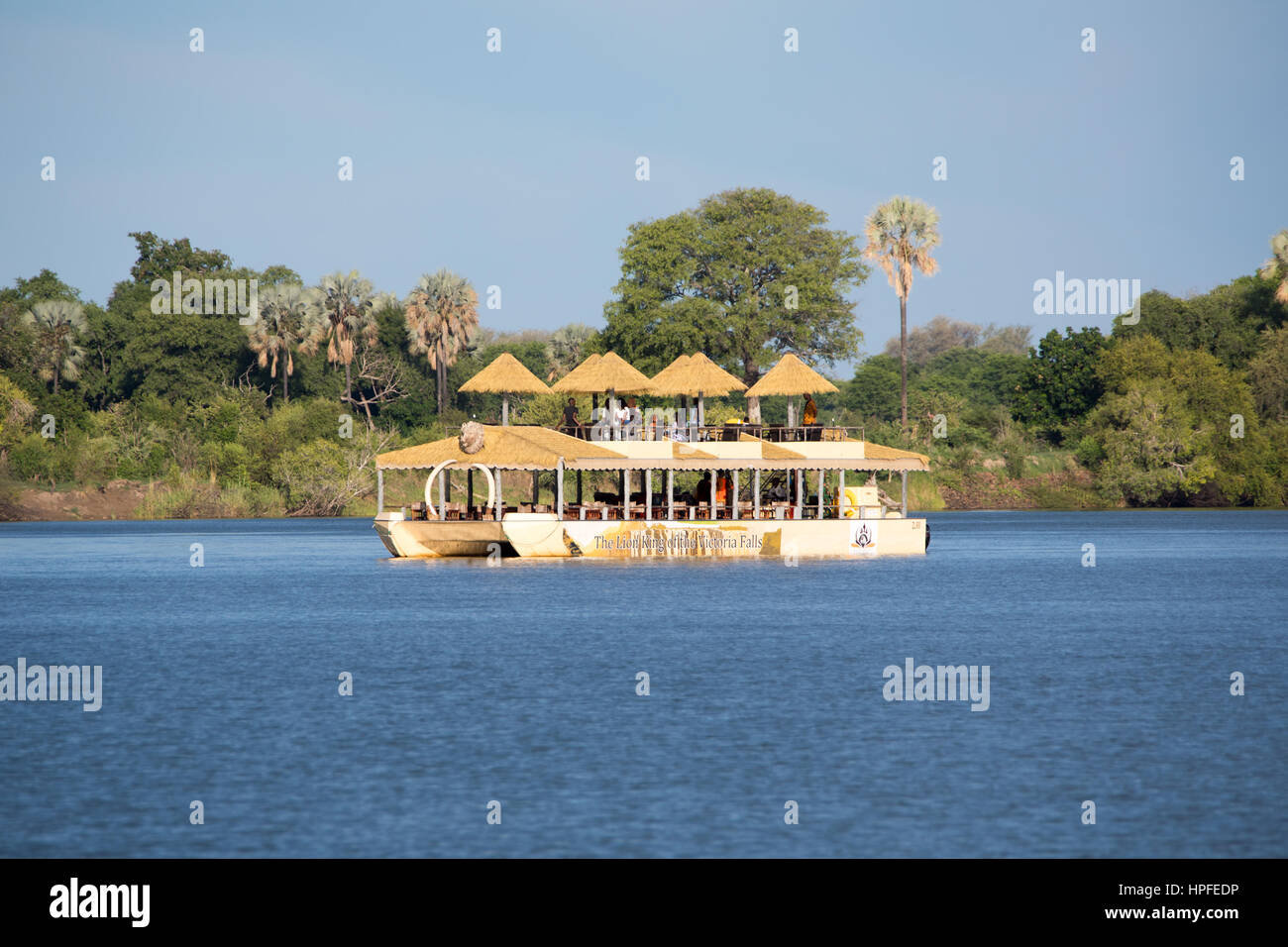 Touristische Bootsfahrt auf dem Zambezi River, Viktoriafälle, Simbabwe Stockfoto