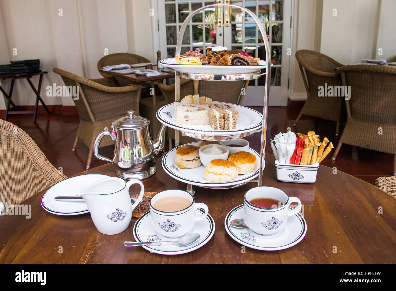 Tee-Set oder Teeservice im Victoria Falls Hotel, Viktoriafälle, Simbabwe Stockfoto