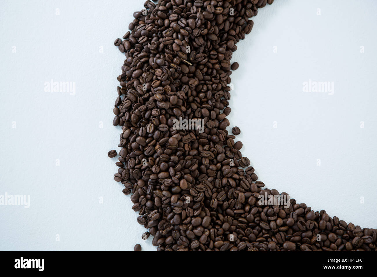 Kaffee Bohnen bilden Form auf weißem Hintergrund Stockfoto